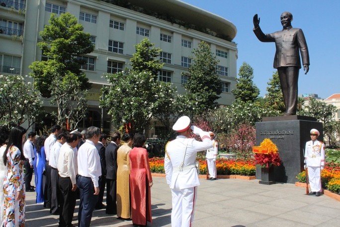 Lãnh đạo TP HCM dâng hương Chủ tịch Hồ Chí Minh - Ảnh 2.