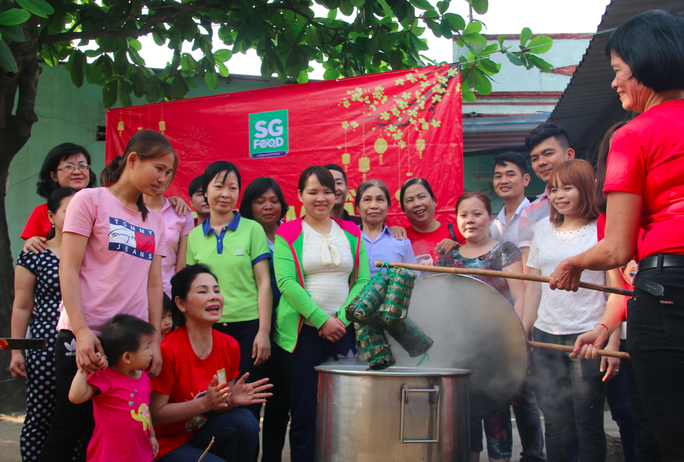 Cùng công nhân nấu bánh tét, kho thịt kho tàu - Ảnh 1.