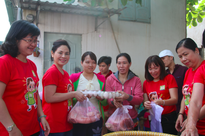 Cùng công nhân nấu bánh tét, kho thịt kho tàu - Ảnh 4.