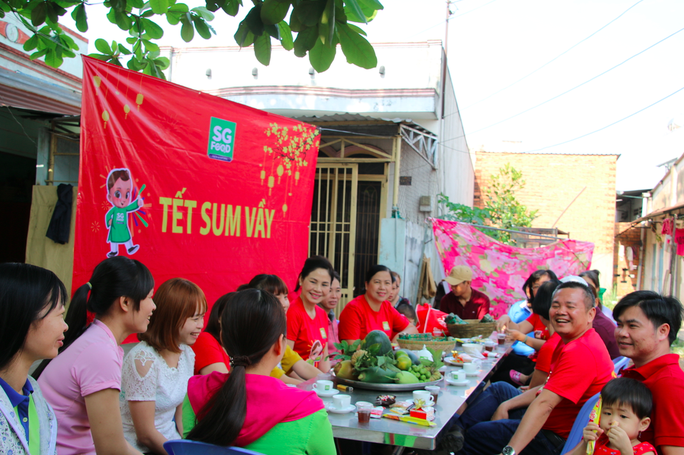 Cùng công nhân nấu bánh tét, kho thịt kho tàu - Ảnh 7.