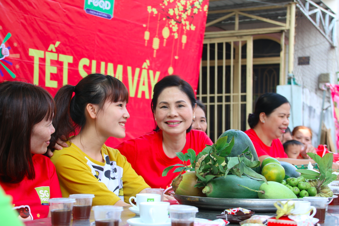 Cùng công nhân nấu bánh tét, kho thịt kho tàu - Ảnh 8.