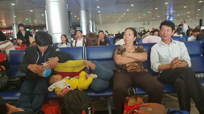 30 tháng chạp: Bến xe vắng hoe, sân bay Tân Sơn Nhất vẫn đông nghẹt - Ảnh 18.