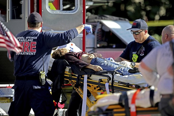 Mỹ: Xả súng trong trường học, 17 người chết - Ảnh 9.