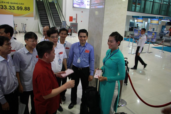 Bộ trưởng Bộ GTVT đến sân bay Tân Sơn Nhất tối 30 Tết - Ảnh 3.