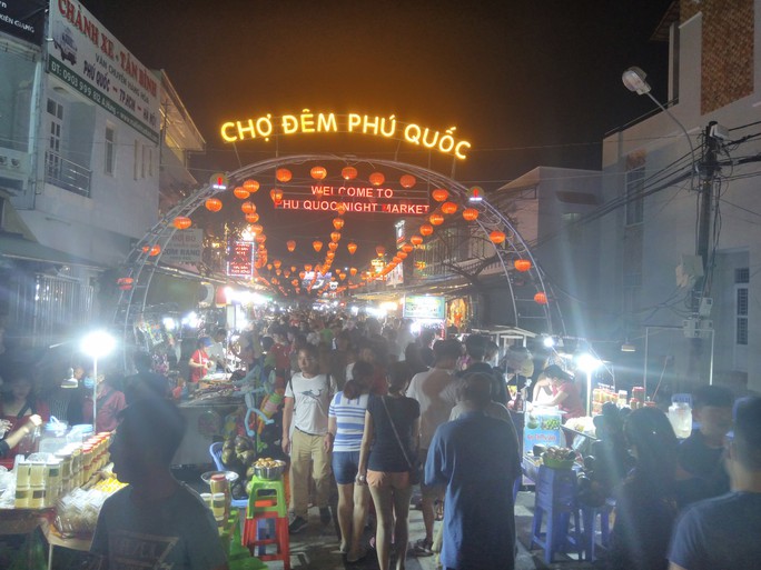 Chợ đêm Phú Quốc suýt “thất thủ” vì lượng khách quá đông - Ảnh 1.