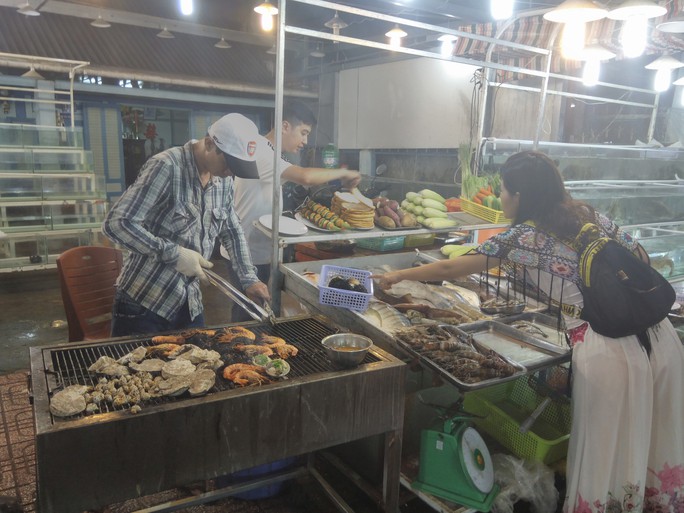 Chợ đêm Phú Quốc suýt “thất thủ” vì lượng khách quá đông - Ảnh 2.