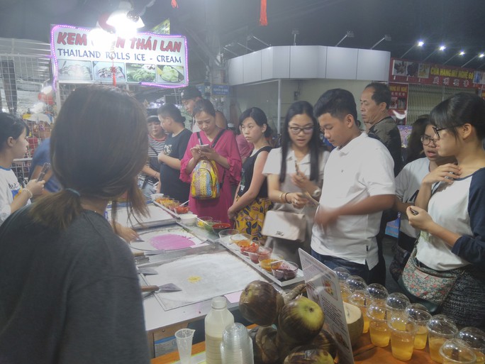 Chợ đêm Phú Quốc suýt “thất thủ” vì lượng khách quá đông - Ảnh 3.