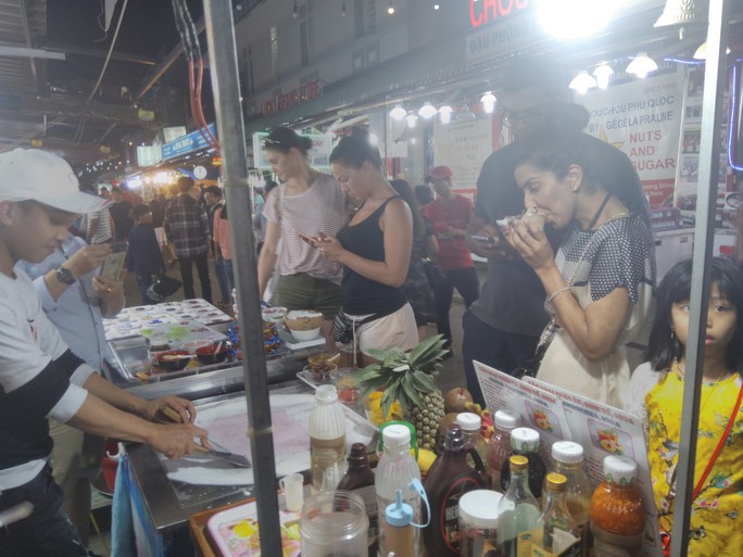 Chợ đêm Phú Quốc suýt “thất thủ” vì lượng khách quá đông - Ảnh 4.