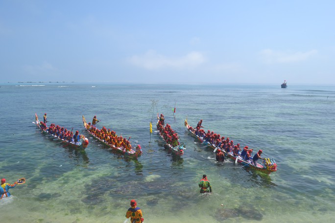 Xuất hiện nạn cá độ tại lễ hội đua thuyền đầu xuân ở Lý Sơn - Ảnh 1.