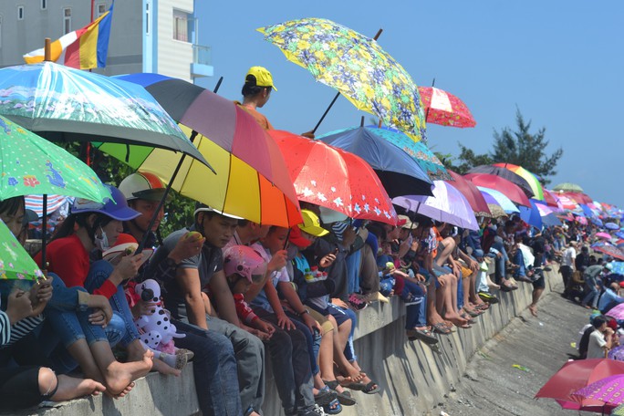 Xuất hiện nạn cá độ tại lễ hội đua thuyền đầu xuân ở Lý Sơn - Ảnh 2.