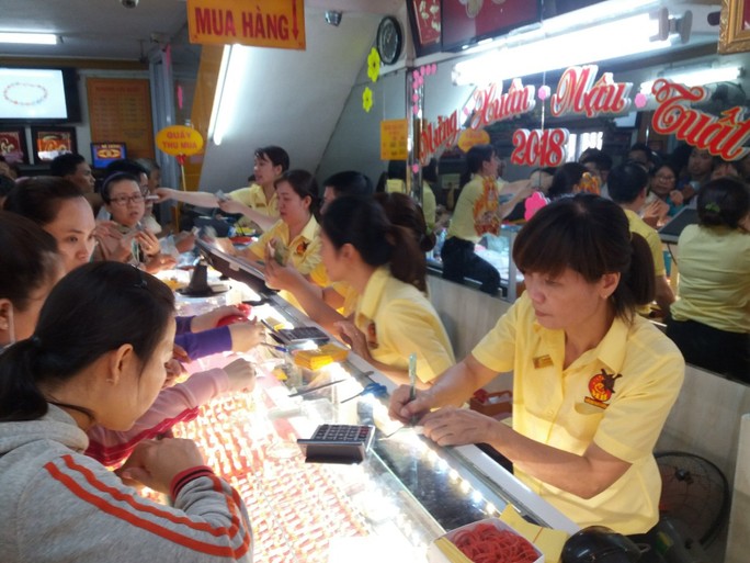 Rồng rắn xếp hàng mua vàng ngày Thần Tài - Ảnh 1.