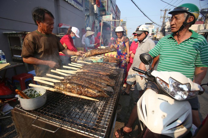 Dân TP HCM hào hứng mua cá lóc nướng vía thần tài - Ảnh 13.