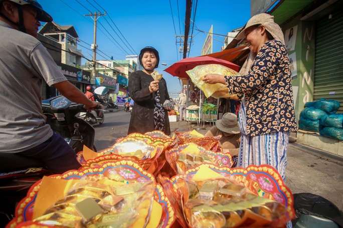 Dân TP HCM hào hứng mua cá lóc nướng vía thần tài - Ảnh 14.