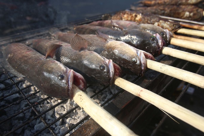 Dân TP HCM hào hứng mua cá lóc nướng vía thần tài - Ảnh 2.