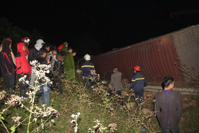 Đang giải cứu 2 phụ nữ đi đường bị xe container lật úp đè lên người - Ảnh 2.