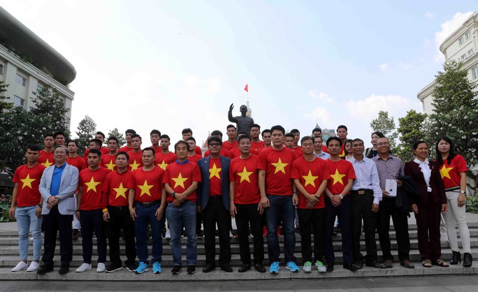 U23 Việt Nam trong vòng tay người hâm mộ TP HCM - Ảnh 2. U23 Việt Nam trong vòng tay người hâm mộ TP HCM - Ảnh 2.