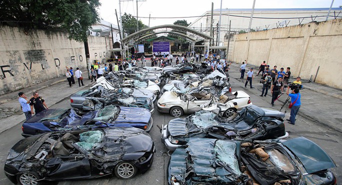 Ông Duterte cho ủi bẹp hàng chục xe sang buôn lậu - Ảnh 1.