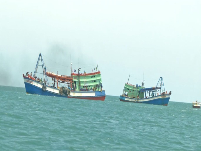 Lật thuyền đánh cá, 2 ngư dân mất tích trên biển - Ảnh 1.
