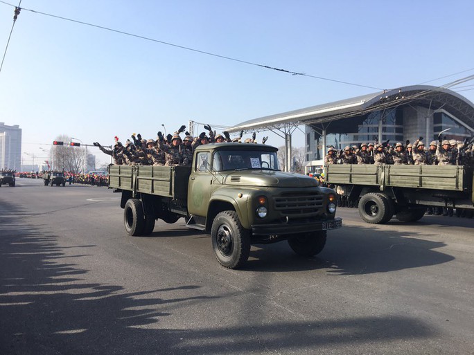 Lạ lùng Triều Tiên lặng lẽ diễu binh - Ảnh 8.