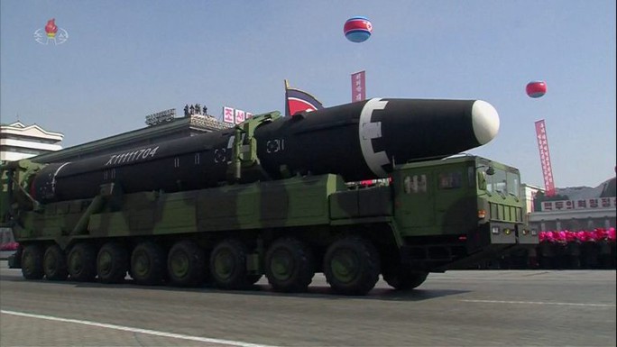 Bắt mạch tên lửa mới của Triều Tiên trong lễ diễu binh lặng lẽ - Ảnh 3.