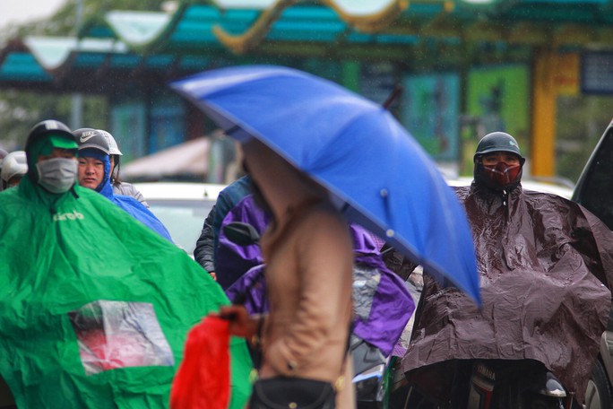 Cận cảnh người Hà Nội co ro trong mưa rét 9 độ C - Ảnh 11.