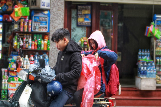 Cận cảnh người Hà Nội co ro trong mưa rét 9 độ C - Ảnh 17.