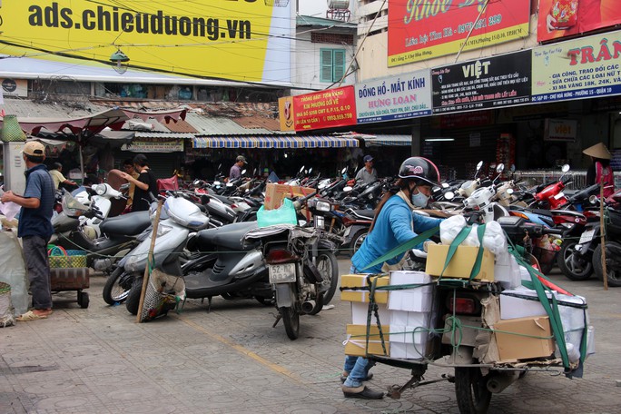 TP HCM: Nhiều bãi giữ xe vẫn trơ gan trên vỉa hè - Ảnh 4.