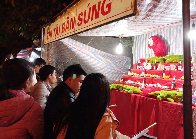 Đỏ đen công khai trong đêm khai ấn đền Trần - Ảnh 3.