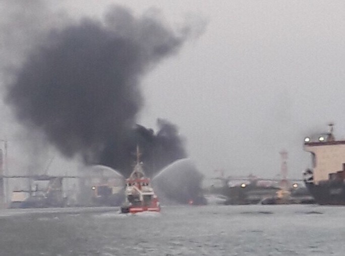 Hải Phòng: Đang bơm, tàu chở xăng dầu phát nổ, bốc cháy dữ dội - Ảnh 2.