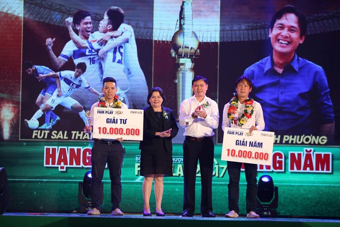 Nhận cúp Fair Play, Văn Toàn tặng hết tiền thưởng cho người hạng 3 - Ảnh 3.