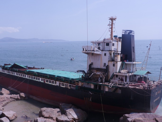 “Xẻ thịt” tàu gặp nạn trên vịnh Quy Nhơn bán phế liệu - Ảnh 2.