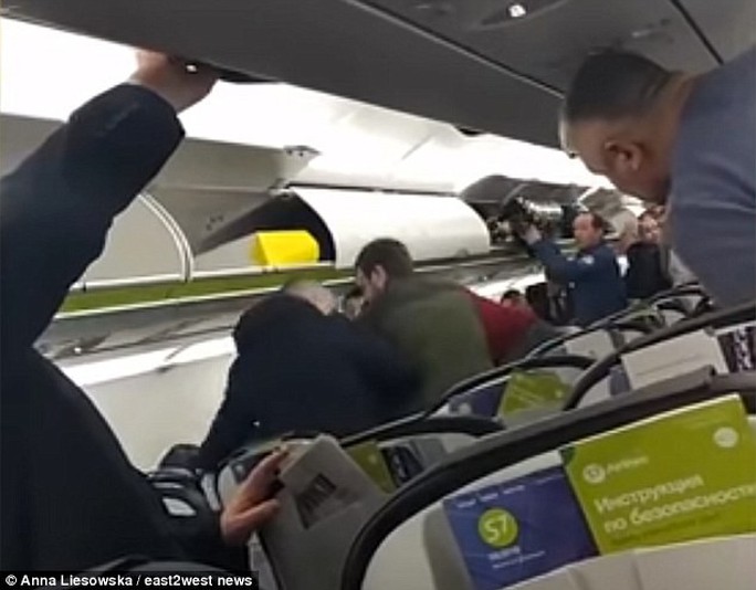Nga: Bắt hành khách quấy rối tình dục, làm loạn trên máy bay - Ảnh 1.
