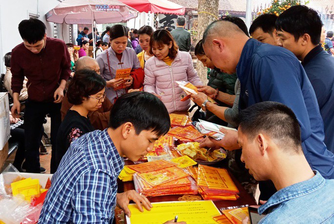 Hàng ngàn người đội mưa hàng giờ xin ấn đền Trần - Ảnh 16.