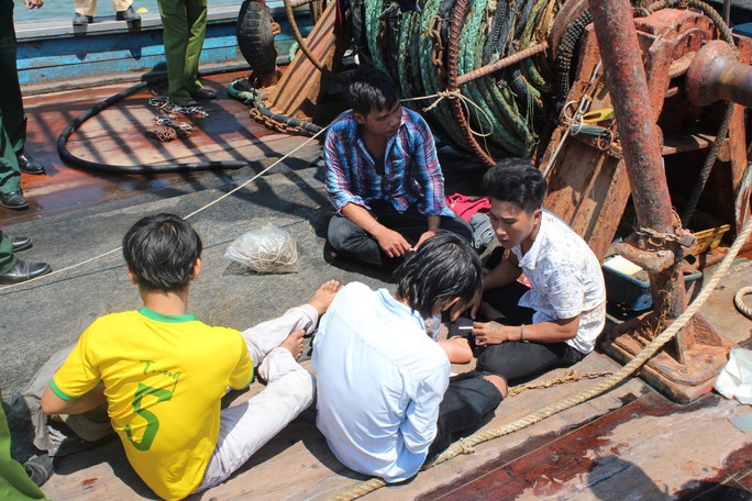 Giải cứu 4 ngư dân bị bắt, xích trói trên tàu cá - Ảnh 3.
