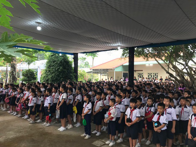 Người dân lập bàn thờ tiếc thương cố Thủ tướng Phan Văn Khải - Ảnh 10.