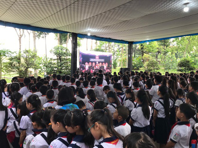 Người dân lập bàn thờ tiếc thương cố Thủ tướng Phan Văn Khải - Ảnh 9.