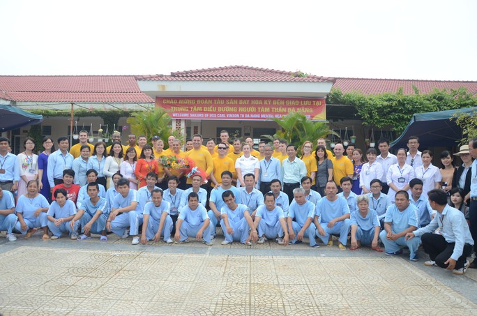 Hải quân tàu sân bay Mỹ trổ tài thi bóc tỏi với bệnh nhân tâm thần - Ảnh 20.
