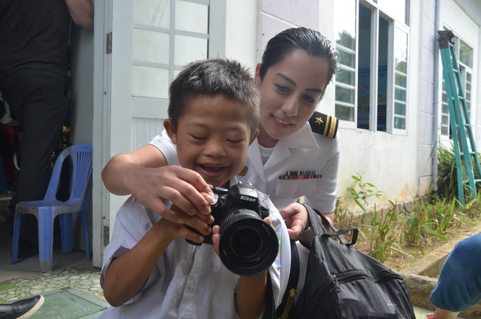 Hải quân tàu sân bay Mỹ cháy hết mình với trẻ em da cam - Ảnh 15.