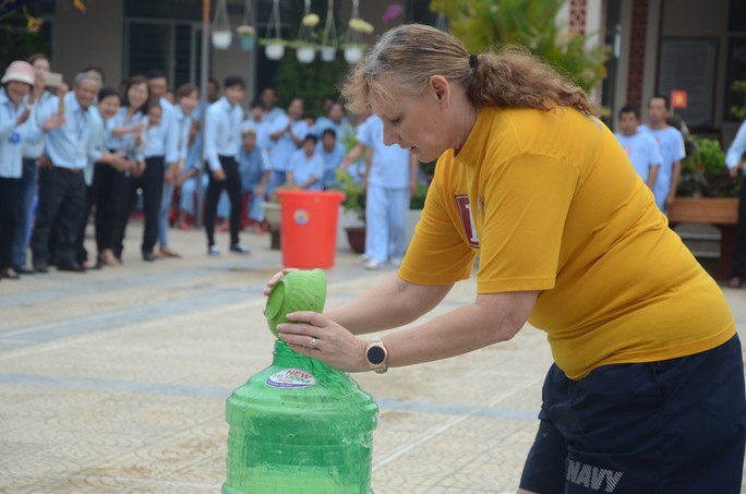 Hải quân tàu sân bay Mỹ trổ tài thi bóc tỏi với bệnh nhân tâm thần - Ảnh 9.