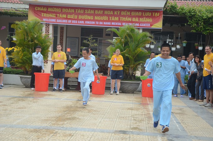 Hải quân tàu sân bay Mỹ trổ tài thi bóc tỏi với bệnh nhân tâm thần - Ảnh 11.