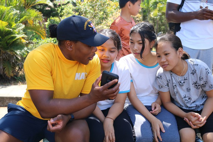 Thủy thủ tàu sân bay Mỹ giao lưu cảm động với làng trẻ em SOS Đà Nẵng - Ảnh 16.