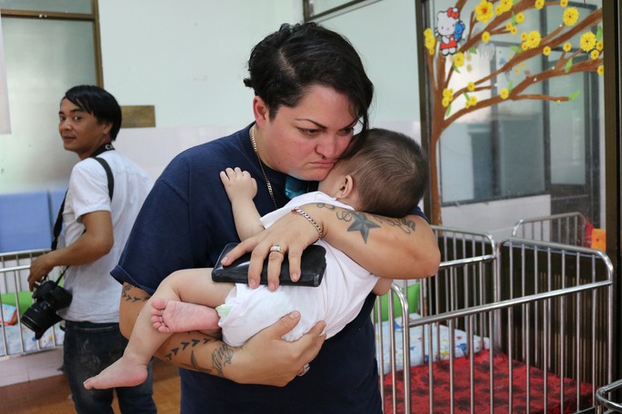 Chùm ảnh xúc động của thủy thủ tàu sân bay Mỹ thăm trẻ em mồ côi - Ảnh 2.