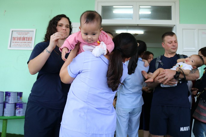 Chùm ảnh xúc động của thủy thủ tàu sân bay Mỹ thăm trẻ em mồ côi - Ảnh 15.