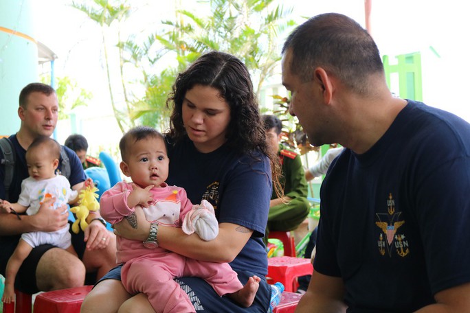 Chùm ảnh xúc động của thủy thủ tàu sân bay Mỹ thăm trẻ em mồ côi - Ảnh 6.