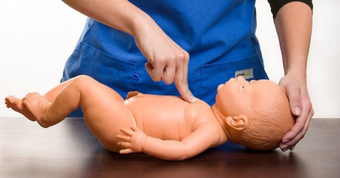 Ấn tim cứu trẻ bị đuối nước: Coi chừng gãy xương bé! - Ảnh 1.