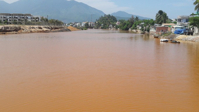 Hơn 8 km sông Cu Đê chuyển sang màu đỏ gạch là do san lấp mặt bằng - Ảnh 1.