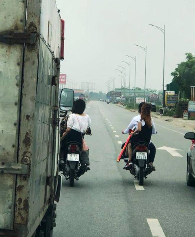 Nam nữ thanh niên “đầu trần” chạy xe máy hàng ngang, đánh võng trên QL1A - Ảnh 3.