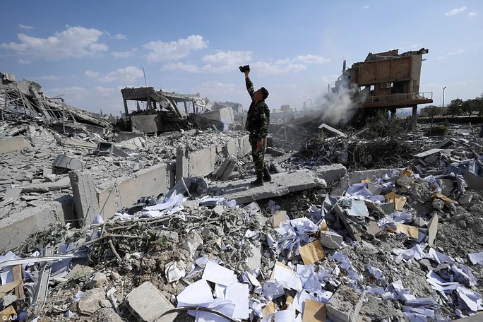 Lầu Năm Góc: Quân của ông Assad bắn trả bằng 40 tên lửa - Ảnh 2.