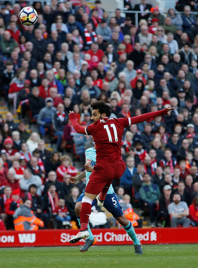 Salah ghi bàn đẹp nhất vòng 34 Premier League - Ảnh 1.