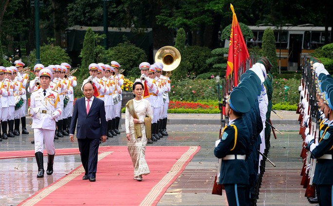 Thủ tướng đón Cố vấn Nhà nước Myanmar Aung San Suu Kyi - Ảnh 1.